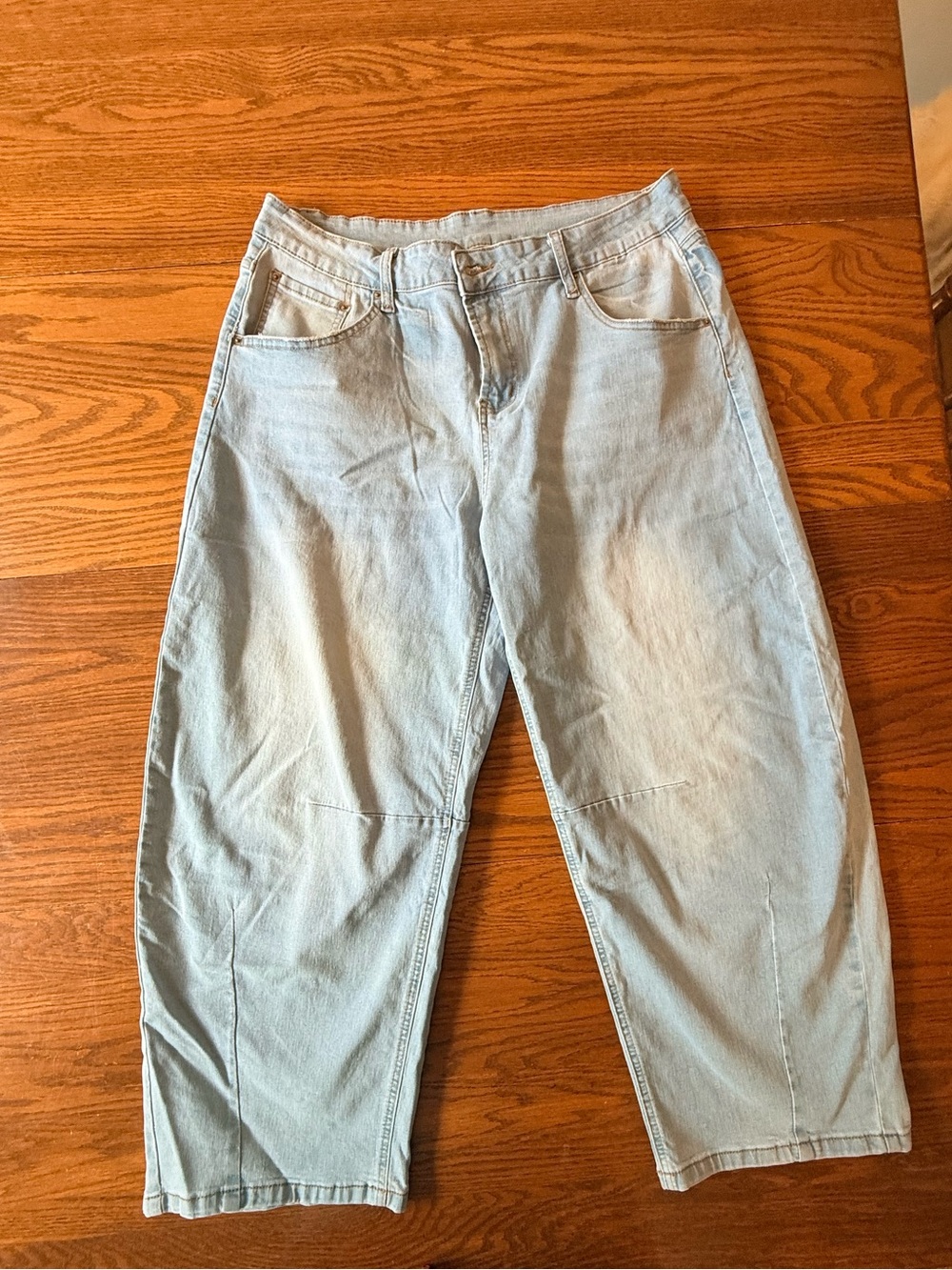 Women’s light wash Barrel Jeans